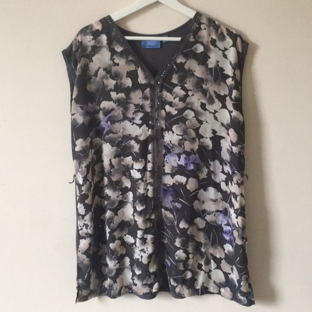 Simply Vera grey and floral tank